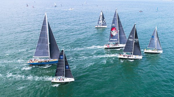 长红配资 市民可近距离海上观赛，深圳大鹏杯帆船赛5月23日开启