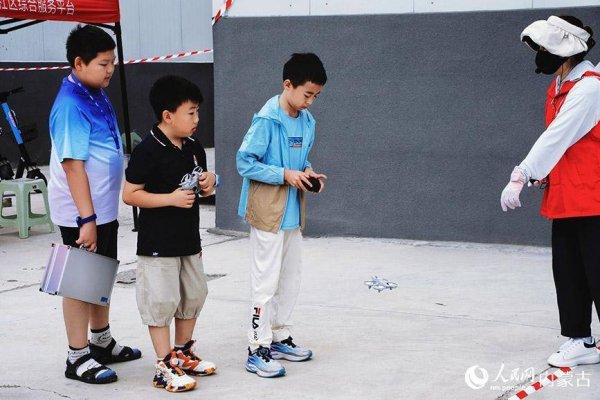 通联随配 2025年全区中小学生无人机竞赛（呼和浩特赛区）开赛